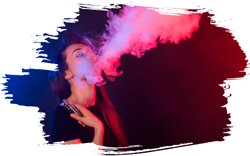 Junge Frau dampft ELFBAR Liquids