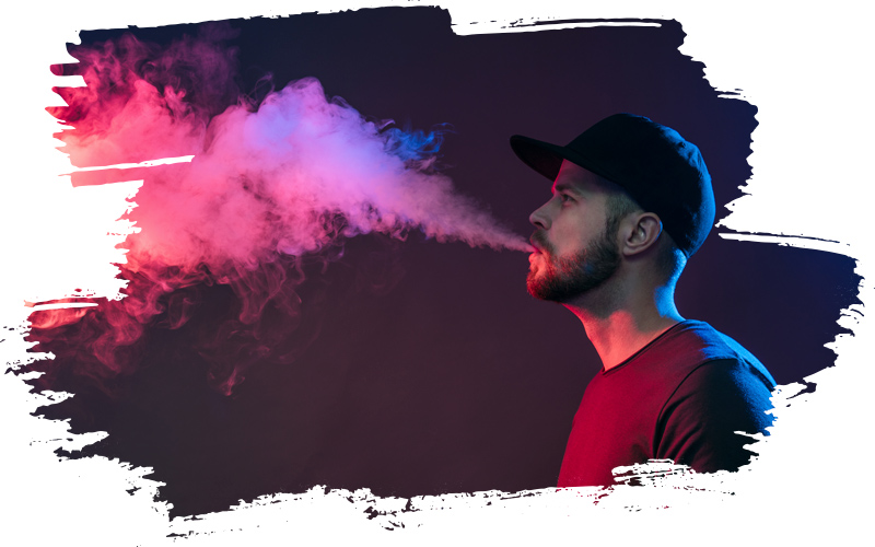 Junger Mann dampft ELFBAR Liquids