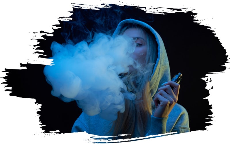 Junge Frau am Dampfen mit einem Vaporizer